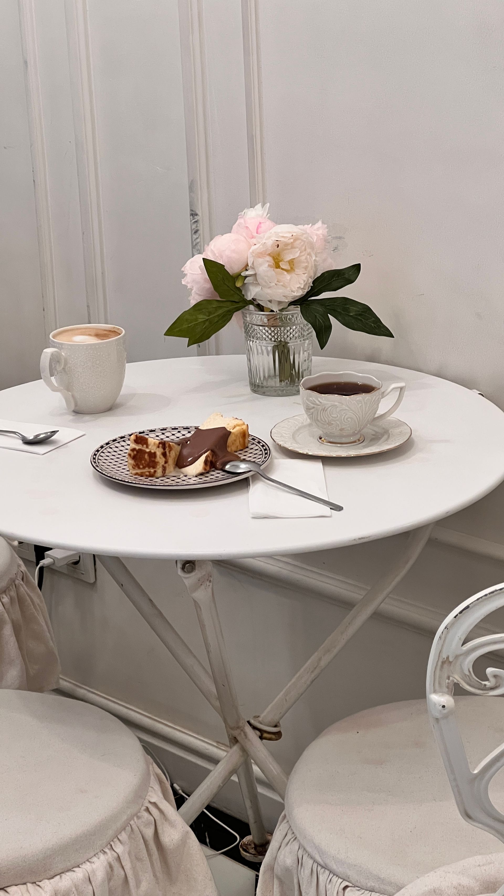 紅茶とケーキを楽しめる明るいカフェ席