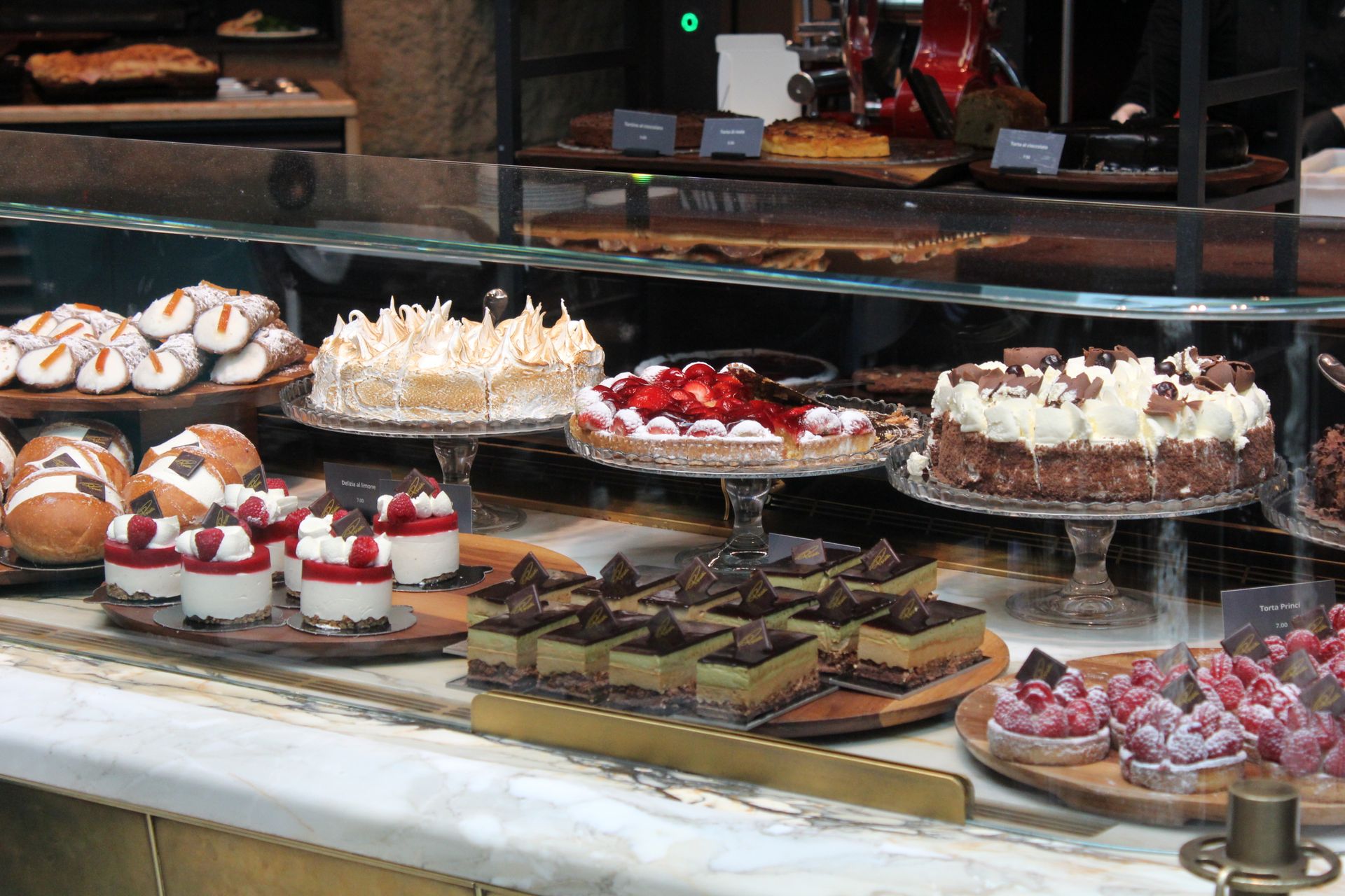 明るい店内のケーキカウンター